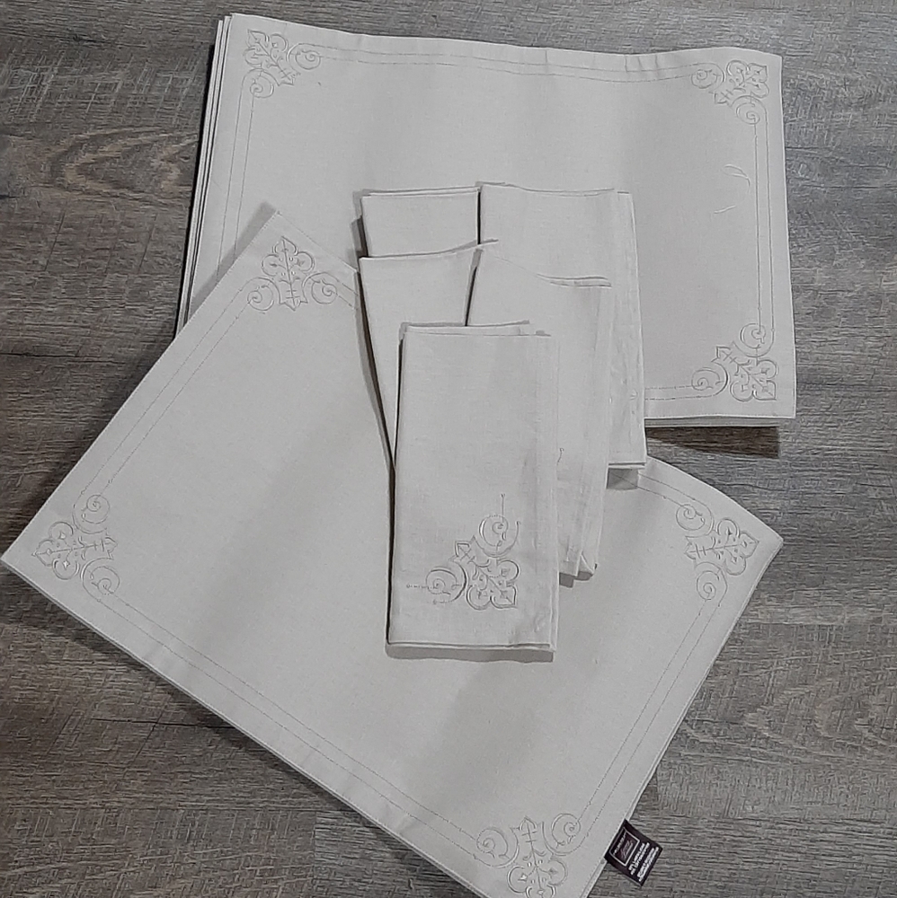 NEW FIELDCREST Luxury Washable Set of 5 Placemats & Napkins Beige Embroidered